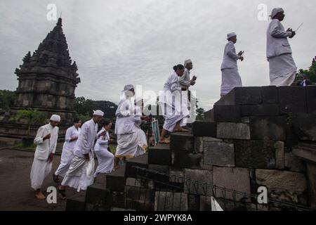 10 marzo 2024, Yogyakarta, regione speciale di Yogyakarta, INDONESIA: Gli indù in Indonesia prendono parte alla cerimonia rituale ''Tawur Agung Kesanga''' o alla grande cerimonia di purificazione al Tempio di Prambanan, Yogyakarta, Indonesia, domenica 10 marzo, 2024. Tawur Agung Kesanga si tiene per dare il benvenuto al Nyepi Day, una giornata annuale di silenzio, dove gli indù balinesi accolgono il nuovo anno 1946, nell'anno 2024. Il giorno di Nyepi, sull'isola di Bali, spegnere tutte le luci e i suoni, fermare tutto il traffico, abbandonare tutte le attività mondane e meditare, mentre silenzio e tranquillità avvolgono l'intera isola. (Immagine di credito: © Antoni Foto Stock