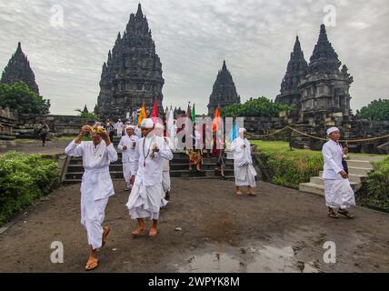 10 marzo 2024, Yogyakarta, regione speciale di Yogyakarta, INDONESIA: Gli indù in Indonesia prendono parte alla cerimonia rituale ''Tawur Agung Kesanga''' o alla grande cerimonia di purificazione al Tempio di Prambanan, Yogyakarta, Indonesia, domenica 10 marzo, 2024. Tawur Agung Kesanga si tiene per dare il benvenuto al Nyepi Day, una giornata annuale di silenzio, dove gli indù balinesi accolgono il nuovo anno 1946, nell'anno 2024. Il giorno di Nyepi, sull'isola di Bali, spegnere tutte le luci e i suoni, fermare tutto il traffico, abbandonare tutte le attività mondane e meditare, mentre silenzio e tranquillità avvolgono l'intera isola. (Immagine di credito: © Antoni Foto Stock