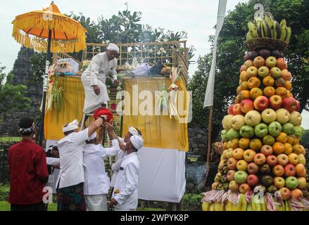 10 marzo 2024, Yogyakarta, regione speciale di Yogyakarta, INDONESIA: Gli indù in Indonesia prendono parte alla cerimonia rituale ''Tawur Agung Kesanga''' o alla grande cerimonia di purificazione al Tempio di Prambanan, Yogyakarta, Indonesia, domenica 10 marzo, 2024. Tawur Agung Kesanga si tiene per dare il benvenuto al Nyepi Day, una giornata annuale di silenzio, dove gli indù balinesi accolgono il nuovo anno 1946, nell'anno 2024. Il giorno di Nyepi, sull'isola di Bali, spegnere tutte le luci e i suoni, fermare tutto il traffico, abbandonare tutte le attività mondane e meditare, mentre silenzio e tranquillità avvolgono l'intera isola. (Immagine di credito: © Antoni Foto Stock