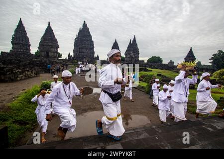 10 marzo 2024, Yogyakarta, regione speciale di Yogyakarta, INDONESIA: Gli indù in Indonesia prendono parte alla cerimonia rituale ''Tawur Agung Kesanga''' o alla grande cerimonia di purificazione al Tempio di Prambanan, Yogyakarta, Indonesia, domenica 10 marzo, 2024. Tawur Agung Kesanga si tiene per dare il benvenuto al Nyepi Day, una giornata annuale di silenzio, dove gli indù balinesi accolgono il nuovo anno 1946, nell'anno 2024. Il giorno di Nyepi, sull'isola di Bali, spegnere tutte le luci e i suoni, fermare tutto il traffico, abbandonare tutte le attività mondane e meditare, mentre silenzio e tranquillità avvolgono l'intera isola. (Immagine di credito: © Antoni Foto Stock