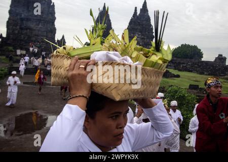 10 marzo 2024, Yogyakarta, regione speciale di Yogyakarta, INDONESIA: Gli indù in Indonesia prendono parte alla cerimonia rituale ''Tawur Agung Kesanga''' o alla grande cerimonia di purificazione al Tempio di Prambanan, Yogyakarta, Indonesia, domenica 10 marzo, 2024. Tawur Agung Kesanga si tiene per dare il benvenuto al Nyepi Day, una giornata annuale di silenzio, dove gli indù balinesi accolgono il nuovo anno 1946, nell'anno 2024. Il giorno di Nyepi, sull'isola di Bali, spegnere tutte le luci e i suoni, fermare tutto il traffico, abbandonare tutte le attività mondane e meditare, mentre silenzio e tranquillità avvolgono l'intera isola. (Immagine di credito: © Antoni Foto Stock