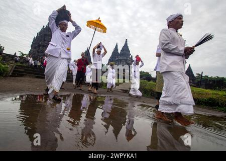 10 marzo 2024, Yogyakarta, regione speciale di Yogyakarta, INDONESIA: Gli indù in Indonesia prendono parte alla cerimonia rituale ''Tawur Agung Kesanga''' o alla grande cerimonia di purificazione al Tempio di Prambanan, Yogyakarta, Indonesia, domenica 10 marzo, 2024. Tawur Agung Kesanga si tiene per dare il benvenuto al Nyepi Day, una giornata annuale di silenzio, dove gli indù balinesi accolgono il nuovo anno 1946, nell'anno 2024. Il giorno di Nyepi, sull'isola di Bali, spegnere tutte le luci e i suoni, fermare tutto il traffico, abbandonare tutte le attività mondane e meditare, mentre silenzio e tranquillità avvolgono l'intera isola. (Immagine di credito: © Antoni Foto Stock