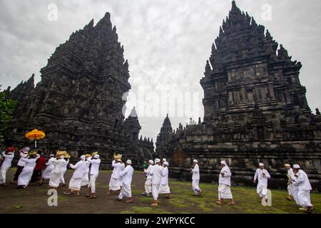 10 marzo 2024, Yogyakarta, regione speciale di Yogyakarta, INDONESIA: Gli indù in Indonesia prendono parte alla cerimonia rituale ''Tawur Agung Kesanga''' o alla grande cerimonia di purificazione al Tempio di Prambanan, Yogyakarta, Indonesia, domenica 10 marzo, 2024. Tawur Agung Kesanga si tiene per dare il benvenuto al Nyepi Day, una giornata annuale di silenzio, dove gli indù balinesi accolgono il nuovo anno 1946, nell'anno 2024. Il giorno di Nyepi, sull'isola di Bali, spegnere tutte le luci e i suoni, fermare tutto il traffico, abbandonare tutte le attività mondane e meditare, mentre silenzio e tranquillità avvolgono l'intera isola. (Immagine di credito: © Antoni Foto Stock