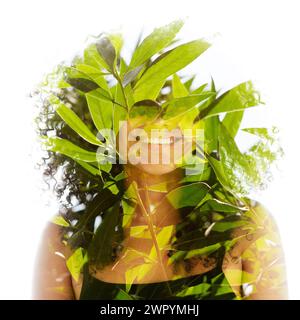 Un ritratto a doppia esposizione di una giovane donna sorridente fusa con foglie Foto Stock