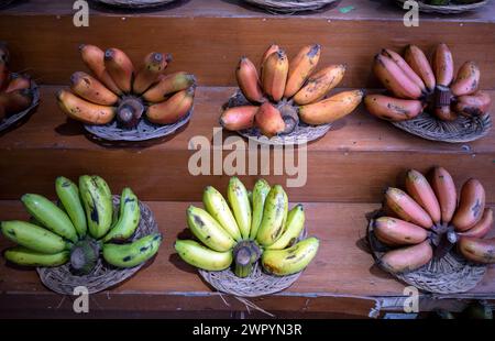 Banane fresche esposte nel mercato tradizionale di Yogyakarta, Indonesia. Foto Stock