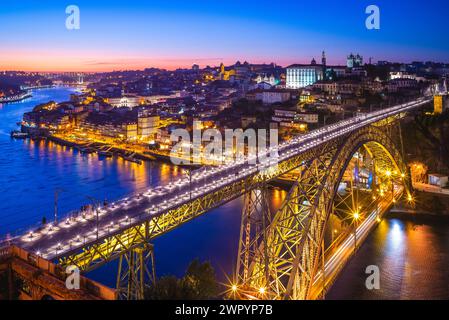 Dom Luiz ponte sul fiume douro a porto in portogallo di notte Foto Stock