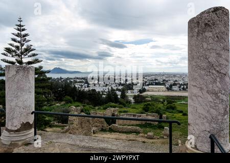 Vista del sito archeologico di Cartagine situato sulla collina Byrsa, nel cuore del Governatorato di Tunisi in Tunisia. Foto Stock