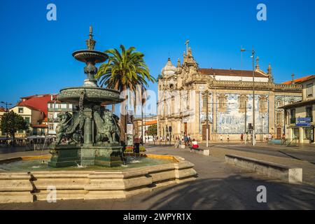 29 settembre 2018: Chiesa del Carmo, Chiesa Carmelitana e Fontana dei Leoni a porto, portogallo. La chiesa fu costruita tra il 1756 e il 1768 con un ou Foto Stock