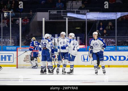 28 febbraio 2024: I giocatori del Syracuse Crunch celebrano un gol nel secondo periodo contro i Rochester Americans. I Rochester Americans ospitarono i Syracuse Crunch in una partita della American Hockey League alla Blue Cross Arena di Rochester, New York. (Jonathan tenca/CSM) Foto Stock