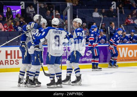28 febbraio 2024: I giocatori del Syracuse Crunch celebrano un gol nel terzo periodo contro i Rochester Americans. I Rochester Americans ospitarono i Syracuse Crunch in una partita della American Hockey League alla Blue Cross Arena di Rochester, New York. (Jonathan tenca/CSM) Foto Stock