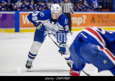 28 febbraio 2024: L'attaccante di Syracuse Crunch Gage Goncalves (39) pattina nel primo periodo contro i Rochester Americans. I Rochester Americans ospitarono i Syracuse Crunch in una partita della American Hockey League alla Blue Cross Arena di Rochester, New York. (Jonathan tenca/CSM) Foto Stock