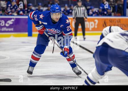28 febbraio 2024: L'attaccante dei Rochester Americans Michael Mersch (28) pattina nel secondo periodo contro il Syracuse Crunch. I Rochester Americans ospitarono i Syracuse Crunch in una partita della American Hockey League alla Blue Cross Arena di Rochester, New York. (Jonathan tenca/CSM) Foto Stock