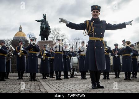 St Pietroburgo, Russia. 8 marzo 2024. Esibizione dell'Orchestra Distrettuale militare di Leningrado in Piazza del Senato dedicata alla celebrazione della giornata internazionale della donna l'8 marzo a San Pietroburgo. Celebrazione della giornata internazionale della donna l'8 marzo a St. Pietroburgo, Russia. Celebrazione della giornata internazionale della donna l'8 marzo a St. Pietroburgo, Russia. Credito: SOPA Images Limited/Alamy Live News Foto Stock