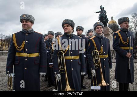 St Pietroburgo, Russia. 8 marzo 2024. Esibizione dell'Orchestra Distrettuale militare di Leningrado in Piazza del Senato dedicata alla celebrazione della giornata internazionale della donna l'8 marzo a San Pietroburgo. Celebrazione della giornata internazionale della donna l'8 marzo a St. Pietroburgo, Russia. (Foto di Artem Priakhin/SOPA Images/Sipa USA) credito: SIPA USA/Alamy Live News Foto Stock