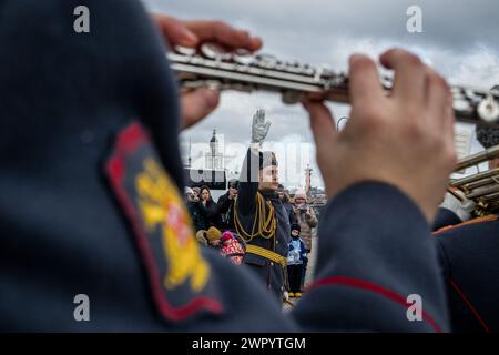 St Pietroburgo, Russia. 8 marzo 2024. Esibizione dell'Orchestra Distrettuale militare di Leningrado in Piazza del Senato dedicata alla celebrazione della giornata internazionale della donna l'8 marzo a San Pietroburgo. Celebrazione della giornata internazionale della donna l'8 marzo a St. Pietroburgo, Russia. (Foto di Artem Priakhin/SOPA Images/Sipa USA) credito: SIPA USA/Alamy Live News Foto Stock