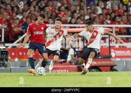 Avellaneda, Argentina. 9 marzo 2024. Lo Adrián Sporle dell'Independiente passa il pallone durante la partita della Copa de la Liga Profesional de Fútbol tra il Club Atlético Independiente e il Club Atlético River Plate allo stadio Libertadores de América. Crediti: Mateo occhi (Sporteo) / Alamy Live News Foto Stock