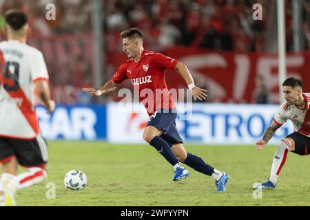 Avellaneda, Argentina. 9 marzo 2024. L'Matías Giménez dell'Independiente corre con il pallone durante la partita della Copa de la Liga Profesional de Fútbol tra il Club Atlético Independiente e il Club Atlético River Plate allo stadio Libertadores de América. Crediti: Mateo occhi (Sporteo) / Alamy Live News Foto Stock