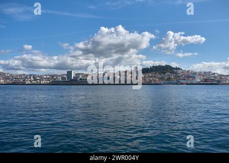 Il porto transatlantico di Vigo con l'edificio del municipio, la città della cultura e il forte di Vigo, Pontevedra, Spagna Foto Stock