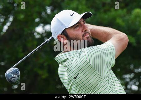 Orlando, Stati Uniti. 9 marzo 2024. Scottie Scheffler degli Stati Uniti colpisce il suo tee shot sulla prima buca durante il terzo round dell'Arnold Palmer Invitational presentato da Mastercard all'Arnold Palmer Bay Hill Golf Course di Orlando. (Foto di Paul Hennessy/SOPA Images/Sipa USA) credito: SIPA USA/Alamy Live News Foto Stock