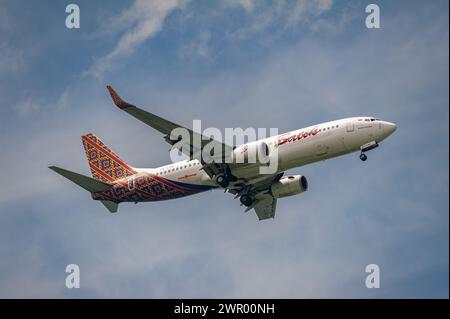 15.07.2023, Singapore, Repubblica di Singapore, Asia - Un Boeing 737-800 di Batik Air si avvicina all'aeroporto di Changi per l'atterraggio. Foto Stock