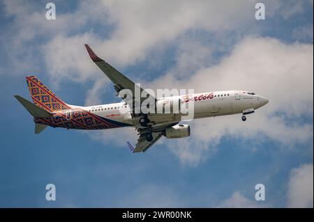 15.07.2023, Singapore, Repubblica di Singapore, Asia - Un Boeing 737-800 di Batik Air si avvicina all'aeroporto di Changi per l'atterraggio. Foto Stock