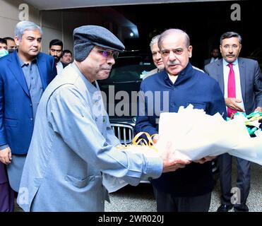 (240310) -- ISLAMABAD, 10 marzo 2024 (Xinhua) -- questa foto pubblicata dal Dipartimento di informazione stampa pakistano (PID) il 9 marzo 2024 mostra il primo ministro pakistano Shehbaz Sharif (1° R, fronte) che saluta il neoeletto presidente pakistano Asif Ali Zardari (1° L, fronte) a Islamabad, capitale del Pakistan. Il candidato della coalizione di governo Asif Ali Zardari ha vinto le elezioni presidenziali del Pakistan con un vantaggio schiacciante sabato, ha annunciato la commissione elettorale pakistana. (PID/handout via Xinhua) credito: Xinhua/Alamy Live News Foto Stock