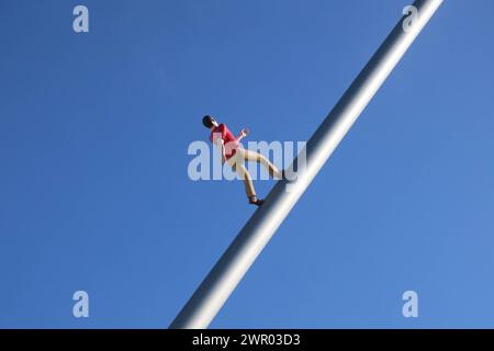 Uomo che cammina verso il cielo Himmelsstürmer, Skulptur des US-amerikanischen Künstlers Jonathan Borofsky, Standort: Vorplatz des Kulturbahnhofs Kassel, für die documenta IX 1992 entworfen. Kassel, Assia, DEU, Deutschland, 09.03.2024 *** Man walking to the Sky Himmelsstürmer , scultura dell'artista americano Jonathan Borofsky, situata di fronte al Kulturbahnhof Kassel, progettata per il documenta IX 1992 Kassel, Assia, DEU, Germania, 09 03 2024 Foto Stock