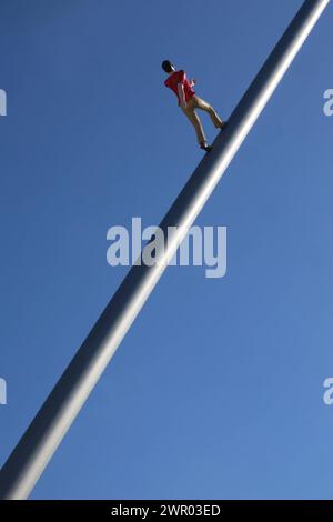 Uomo che cammina verso il cielo Himmelsstürmer, Skulptur des US-amerikanischen Künstlers Jonathan Borofsky, Standort: Vorplatz des Kulturbahnhofs Kassel, für die documenta IX 1992 entworfen. Kassel, Assia, DEU, Deutschland, 09.03.2024 *** Man walking to the Sky Himmelsstürmer , scultura dell'artista americano Jonathan Borofsky, situata di fronte al Kulturbahnhof Kassel, progettata per il documenta IX 1992 Kassel, Assia, DEU, Germania, 09 03 2024 Foto Stock