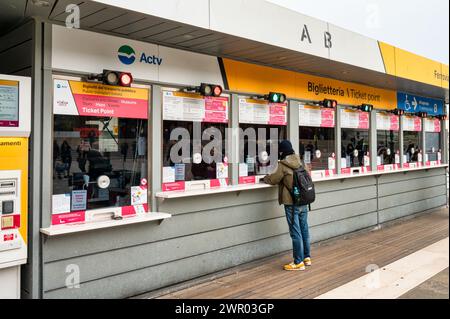 Venezia, Italia - 26 febbraio 2023: La Biglietteria o il Ticket Point per acquistare i biglietti dei mezzi pubblici a Venezia. Foto Stock