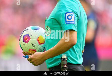 Arbitro Patrick Ittrich con fischietto, gesti, spettacoli, guarda, azione individuale, Schiedsrichter, Hauptschiedsrichter, schiri, Pfeiffe, Pfiff, nella partita FC BAYERN MUENCHEN - FSV MAINZ 05 8-1 il 9 marzo 2024 a Monaco, Germania. Stagione 2023/2024, 1.Bundesliga, FCB, München, giorno della partita 25, 25.Spieltag © Peter Schatz / Alamy Live News - LE NORMATIVE DFL VIETANO QUALSIASI USO DI FOTOGRAFIE come SEQUENZE DI IMMAGINI e/o QUASI-VIDEO - Foto Stock