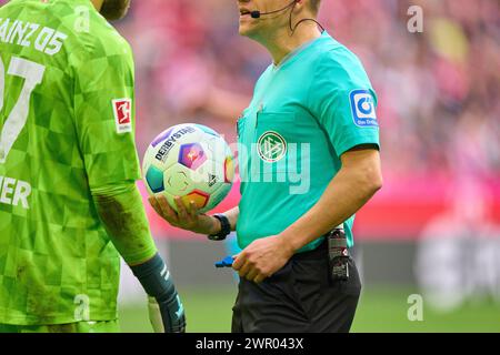 Arbitro Patrick Ittrich con fischietto, gesti, spettacoli, guarda, azione individuale, Schiedsrichter, Hauptschiedsrichter, schiri, Pfeiffe, Pfiff, nella partita FC BAYERN MUENCHEN - FSV MAINZ 05 8-1 il 9 marzo 2024 a Monaco, Germania. Stagione 2023/2024, 1.Bundesliga, FCB, München, giorno della partita 25, 25.Spieltag © Peter Schatz / Alamy Live News - LE NORMATIVE DFL VIETANO QUALSIASI USO DI FOTOGRAFIE come SEQUENZE DI IMMAGINI e/o QUASI-VIDEO - Foto Stock