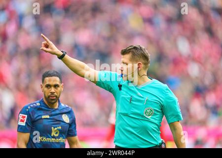 Arbitro Patrick Ittrich con fischietto, gesti, spettacoli, guarda, azione individuale, Schiedsrichter, Hauptschiedsrichter, schiri, Pfeiffe, Pfiff, nella partita FC BAYERN MUENCHEN - FSV MAINZ 05 8-1 il 9 marzo 2024 a Monaco, Germania. Stagione 2023/2024, 1.Bundesliga, FCB, München, giorno della partita 25, 25.Spieltag © Peter Schatz / Alamy Live News - LE NORMATIVE DFL VIETANO QUALSIASI USO DI FOTOGRAFIE come SEQUENZE DI IMMAGINI e/o QUASI-VIDEO - Foto Stock