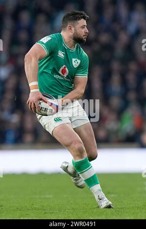 Robbie Henshaw, irlandese, si prepara a passare la palla durante la partita del Guinness 6 Nations 2024 Inghilterra vs Irlanda allo stadio Twickenham, Twickenham, Regno Unito, 9 marzo 2024 (foto di Steve Flynn/News Images) Foto Stock