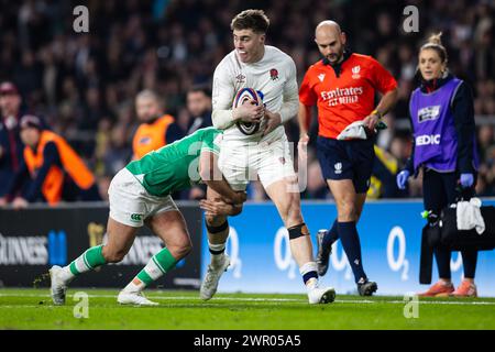 Tommy Freeman dell'Inghilterra sotto la pressione di Jamison Gibson-Park d'Irlanda durante il Six Nations Championship 2024, partita di rugby a 15 tra Inghilterra e Irlanda il 9 marzo 2024 allo stadio Twickenham di Londra Foto Stock