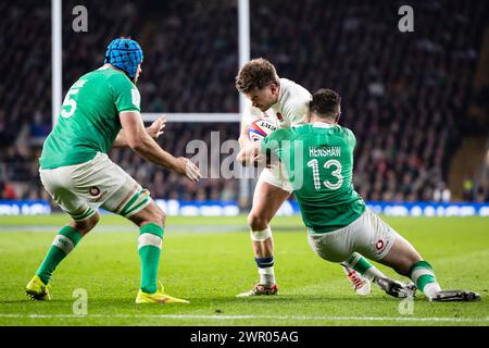 L'inglese George Furbank è placcato dall'irlandese Robbie Henshaw durante il Six Nations Championship 2024, partita di rugby a 15 tra Inghilterra e Irlanda il 9 marzo 2024 allo stadio Twickenham di Londra Foto Stock