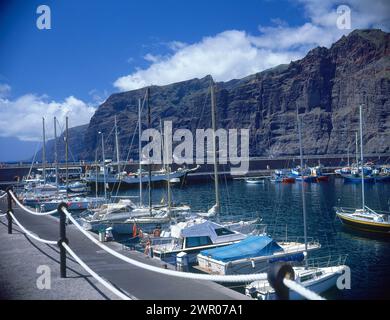 PUERTO Y DETRAS EL ACANTILADO - FOTO AÑOS 80. Posizione: ESTERNO. Los Gigantes. TENERIFFA. SPAGNA. Foto Stock