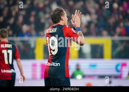 Genova, Italie. 9 gennaio 2024. Mateo Retegui (Genoa CFC) batte le mani durante la partita di campionato italiano di serie A tra Genoa CFC e AC Monza il 9 marzo 2024 allo Stade Luigi-Ferraris di Genova - Photo Morgese-Rossini/DPPI Credit: DPPI Media/Alamy Live News Foto Stock