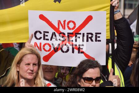 Londra, Regno Unito. 9 marzo 2024. Migliaia di persone marciano verso l'ambasciata degli Stati Uniti in solidarietà con la Palestina, chiedendo un cessate il fuoco mentre la guerra Israele-Hamas continua. Crediti: Vuk Valcic/Alamy Live News Foto Stock