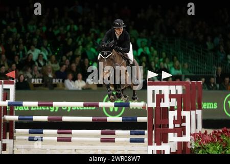 DenBosch, Paesi Bassi - 9 marzo 2024. Gudrun Patteet del Belgio in sella alla Sea Coast Monalisa Va't Paradijs compete nella classe Indoor Derby di 1,45 m a. Foto Stock