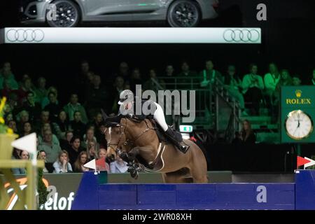 DenBosch, Paesi Bassi - 9 marzo 2024. Gudrun Patteet del Belgio in sella alla Sea Coast Monalisa Va't Paradijs compete nella classe Indoor Derby di 1,45 m a. Foto Stock