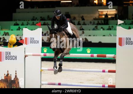 DenBosch, Paesi Bassi - 9 marzo 2024. Gudrun Patteet del Belgio in sella alla Sea Coast Monalisa Va't Paradijs compete nella classe Indoor Derby di 1,45 m a. Foto Stock