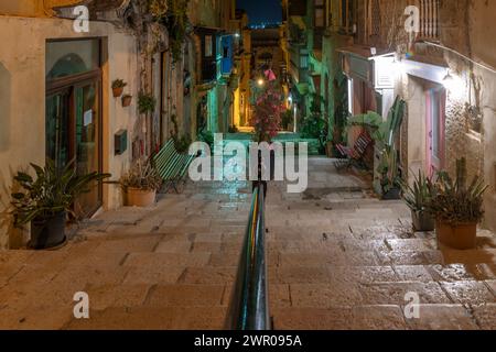 Triq IT-Teatru L-Antik, un tipico vicolo nel centro storico di la Valletta, Malta, al crepuscolo Foto Stock