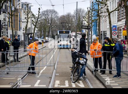 AMSTERDAM - gli agenti di polizia chiudono l'area intorno al Museo Nazionale dell'Olocausto prima dell'apertura. Re Willem-Alexander e il presidente israeliano Isaac Herzog, tra gli altri, sono presenti all'inaugurazione. ANP MICHEL VAN BERGEN paesi bassi - uscita belgio Foto Stock