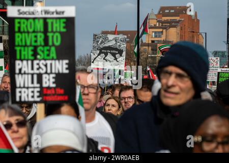 Londra, Regno Unito. 9 marzo 2024. I manifestanti pro-palestinesi partecipano a una manifestazione nazionale di cessate il fuoco. Le stime per coloro che hanno partecipato alla manifestazione organizzata da Palestine Solidarity Campaign, Stop the War Coalition, Friends of al-Aqsa, Muslim Association of Britain, Palestinian Forum in Britain e CND, variavano da decine di migliaia a oltre 400.000. Crediti: Mark Kerrison/Alamy Live News Foto Stock