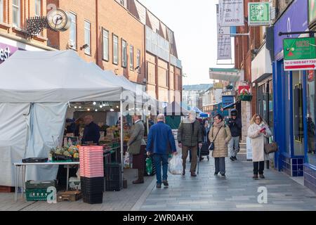 Maidenhead, Berkshire, Regno Unito. 8 marzo 2024. Gli acquirenti erano in giro a Maidenhead High Street nel Berkshire oggi il giorno del mercato. Oggi il deputato di Maidenhead Theresa May ha annunciato che non sarà più deputato dopo le prossime elezioni generali. Crediti: Maureen McLean/Alamy Foto Stock