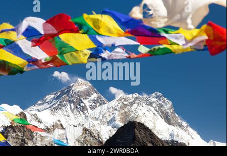 Vista del Monte Everest e di Lhotse con bandiere di preghiera buddiste dalla vetta di Gokyo Ri, la valle di Khumbu e le montagne dell'Himalaya del Nepal Foto Stock