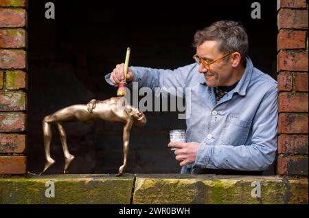 Prudhoe, Regno Unito. 9 marzo 2024. Prudhoe, Northumberland, Inghilterra. UK Arts, notiziario l'artista Joseph Hillier, che lavora su una maquette per una scultura a grandezza naturale chiamata "Virtual Mortal", fusa in bronzo nel suo studio di Northumberland, che sarà esposta quest'estate alla sua mostra personale alla Burghley House, vicino a Stamford nel Lincolnshire. La mostra conterrà circa 25 opere che abbracciano una carriera di 25 anni, che è ben noto per la sua scultura, Messenger a Plymouth, che salpò per Plymouth su una chiatta nel 2019. Crediti immagine: phil wilkinson/Alamy Live News Foto Stock