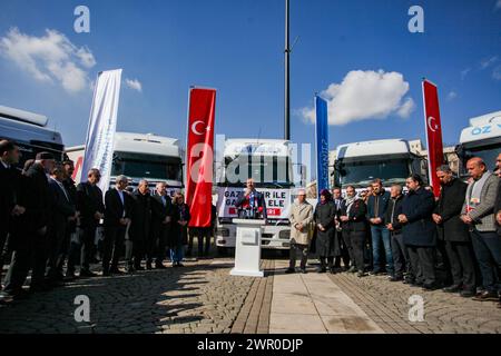 10 marzo 2024, Gaziantep, Turkiye: Gaziantep, Turkiye. 10 marzo 2024. Un convoglio di aiuti di cinque grandi camion è organizzato a Gaziantep e pronto a partire per Gaza. All'evento hanno partecipato il governatore di Gaziantep, Kemal Ã‡eber, il sindaco di Gaziantep, Fatima Åžahin, l'ex ministro della giustizia e vicepresidente del partito giustizia e sviluppo, Abdulhamit GÃ¼l, oltre ai dignitari locali. Il convoglio di Gaziantep è uno dei tanti convogli preparati in varie città turche diretti verso la devastata Striscia di Gaza (Credit Image: © Zakariya Yahya/IMAGESLIVE via ZUMA Press Wire) EDITORIALE USAG Foto Stock