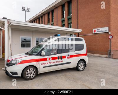 Mondovi, Piemonte, Italia - 09 marzo 2024: Ambulanza trasporto disabili della Croce Rossa Italiana davanti al pronto soccorso. Ingresso al primo Foto Stock