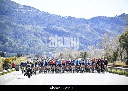 Bene, Francia. 10 marzo 2024. L'immagine mostra il gruppo durante la tappa finale della gara a tappe Parigi-Nizza di otto giorni, 109 km con partenza e arrivo a Nizza, Francia, domenica 10 marzo 2024. BELGA PHOTO JASPER JACOBS credito: Belga News Agency/Alamy Live News Foto Stock